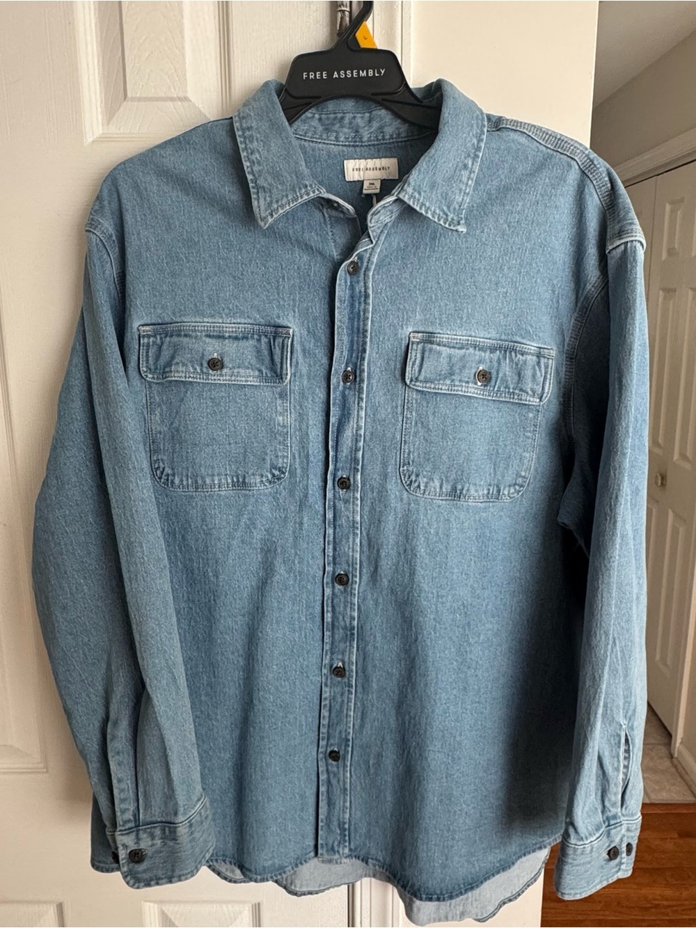Free Assembly Denim Overshirt Men’s 2XL Light Wash Relaxed Button Front NWT - Picture 3 of 16